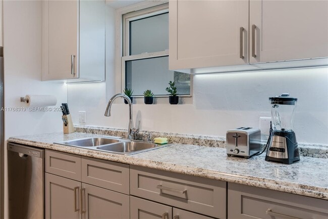 Building Photo - 820 SW 26th Rd