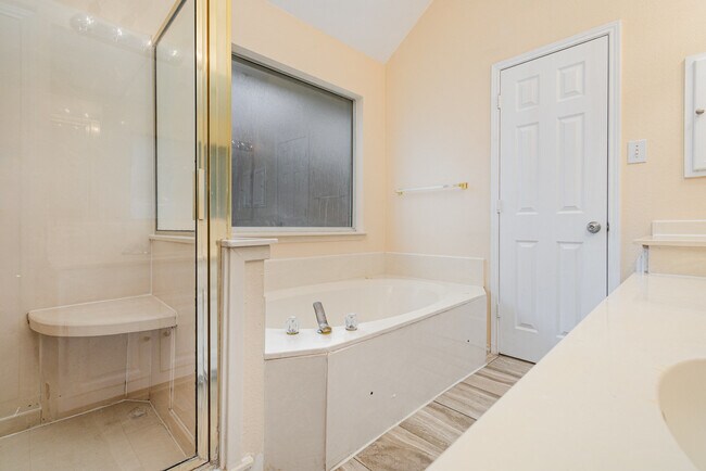 Building Photo - 704 White Oak St