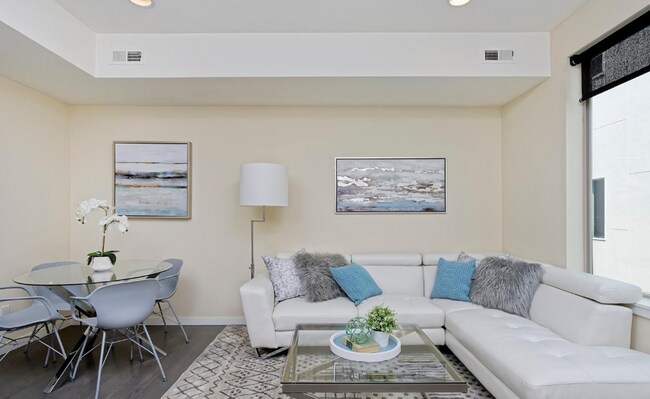 Building Photo - Modern 2 Bedroom, 2.5 Bath Townhome in Cit...