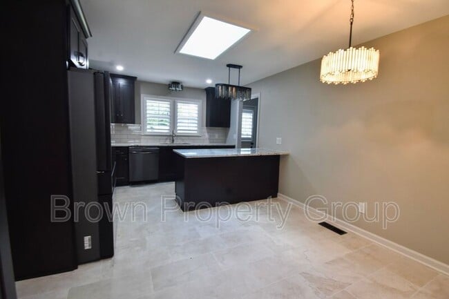 Building Photo - 2417 Dartmouth Dr