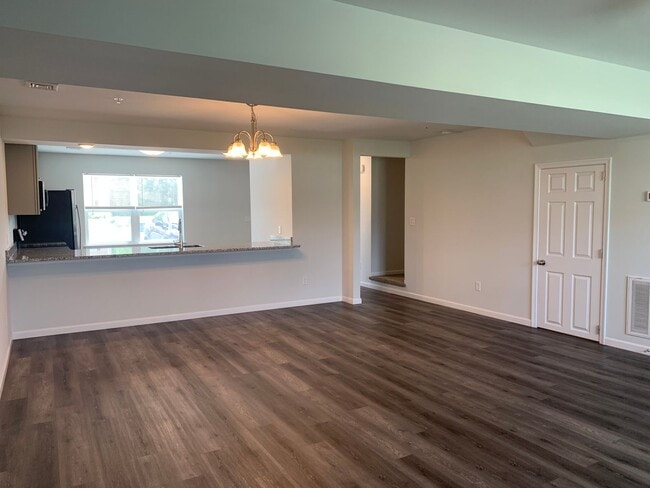 Building Photo - Spacious 3-Bedroom End-Unit Townhouse – Ap...
