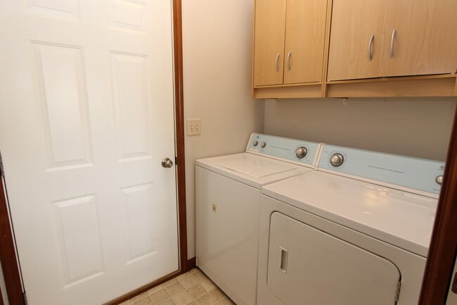 Building Photo - 3 Bedroom Condo Overlooking Pond!