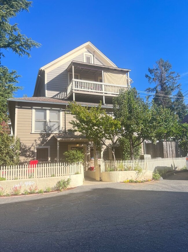Building Photo - Adorable one bedroom apartment in downtown Grass Valley! Private parking, washer and dryer in unit.