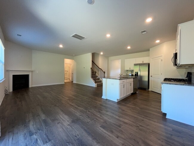 Building Photo - Beautiful Fountain Inn Home