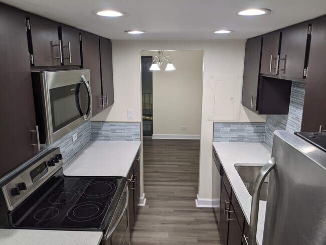 Building Photo - 6340 Americana Dr