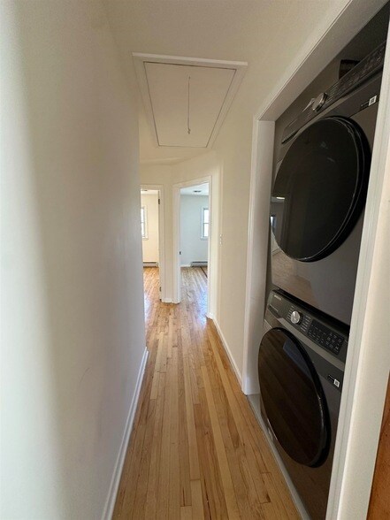 Building Photo - 33 E 51st St