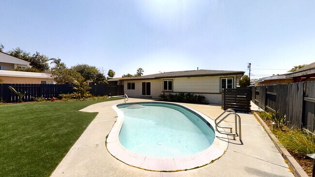 Building Photo - Renovated! 8BD/4BA with POOL!! (Lease Out ...