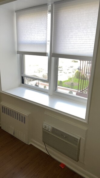 Building Photo - 3 Sadore Ln