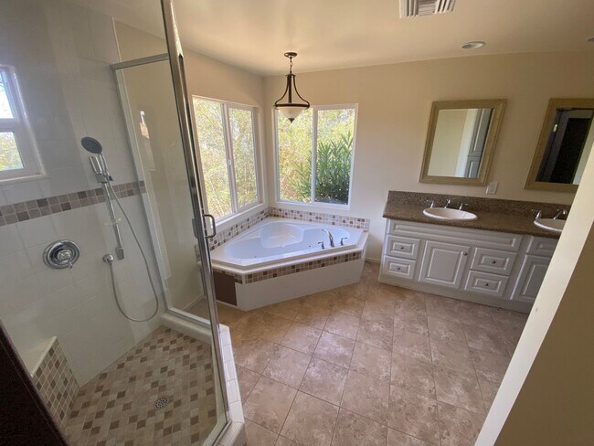Building Photo - Beautiful 4 Bed / 4 Bath Home with Private Pool in Prestigious La Cañada