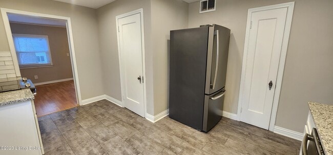 Building Photo - 208 Colonial Dr