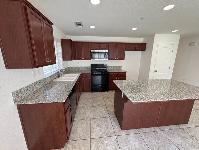 Building Photo - Tulare home move-in ready!