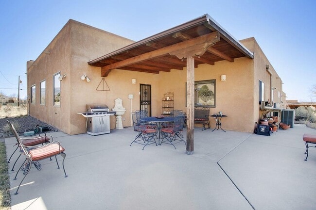 Building Photo - 3 Bedroom, 2 Bathroom Home in North Albuqu...