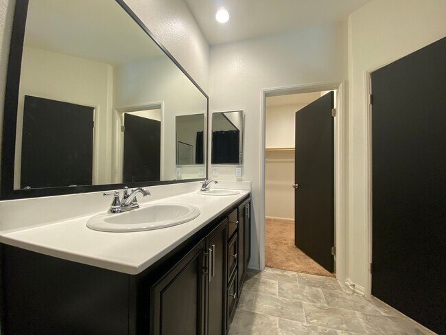 Building Photo - Rosamond 4 bedroom