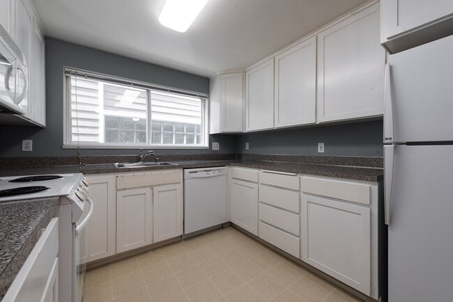 Building Photo - 2023