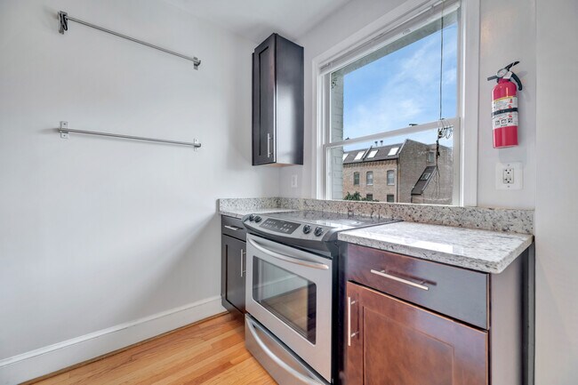 Building Photo - 1367 K St SE