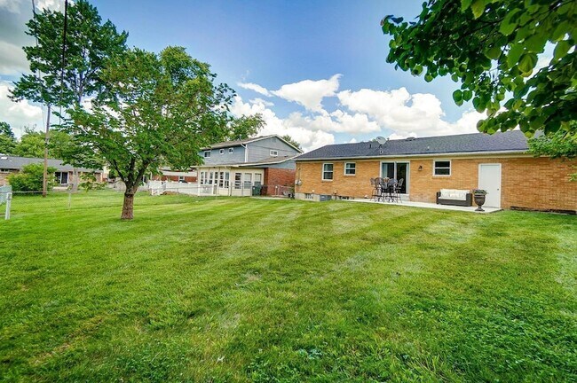 Building Photo - 1599 Yellowglen Dr