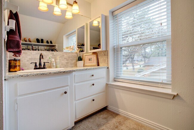 Building Photo - 4 Bd, 2 Ba for Lease | N. Arlington