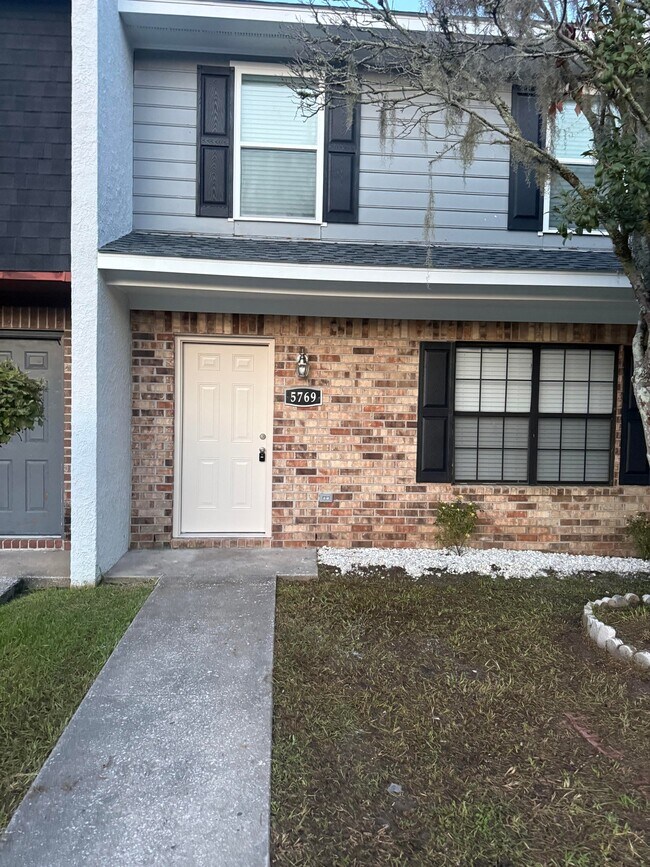 Building Photo - 5769 Dewsbury Ln