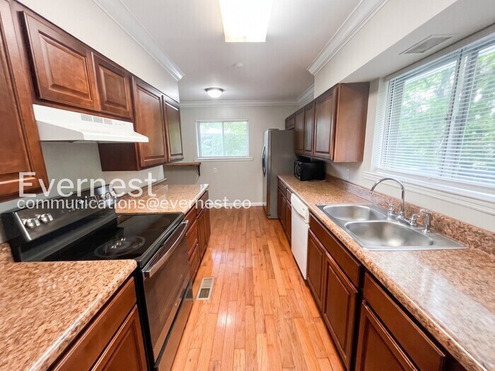 Building Photo - 5526 Crestview Dr