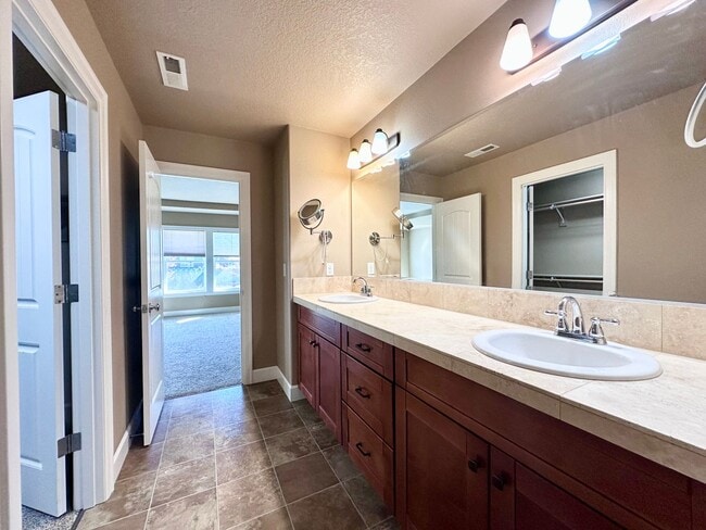 Building Photo - Modern 3 Bed/2.5 Bath with Double Car Garage Townhome in Sandy, OR!