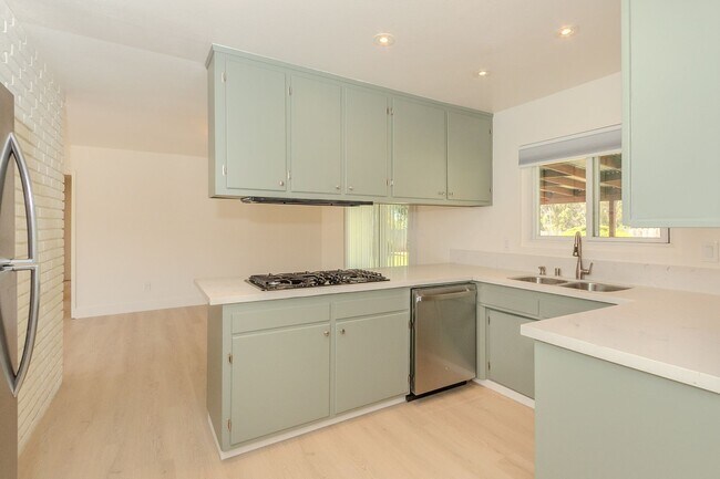 Building Photo - Refreshed Spacious 3 Bed/2 Bath Home in La Mesa!