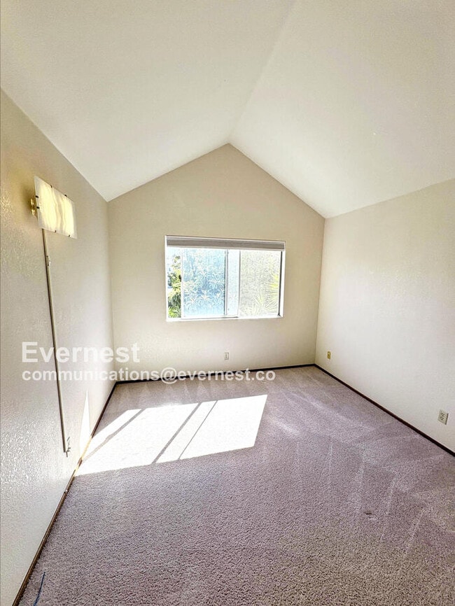 Building Photo - 34282 Kenwood Dr