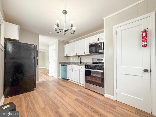 Building Photo - 17 Gene Ave