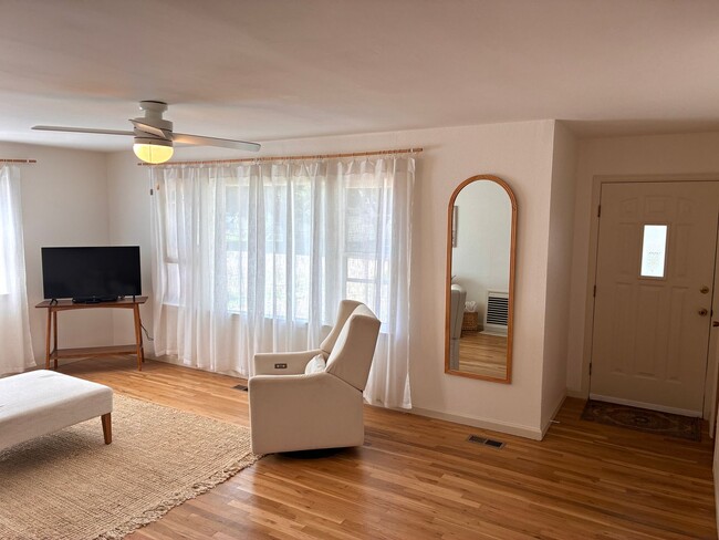 Building Photo - 2 Bedroom Home in Lincoln Park