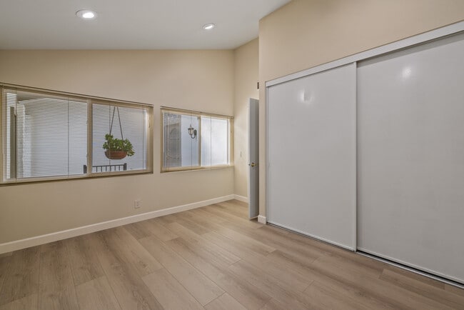 Building Photo - 1954 Vista Caudal