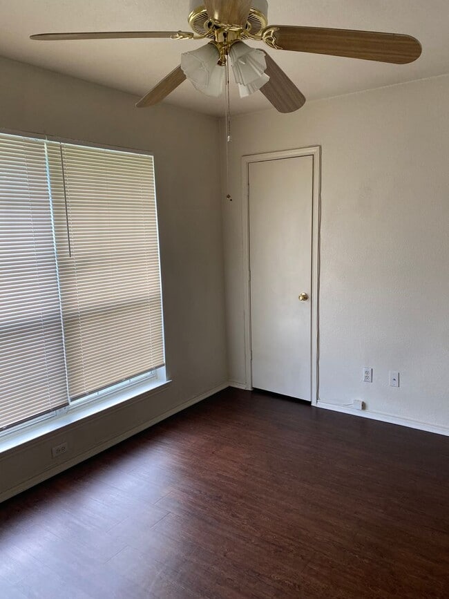 Building Photo - 5420 Creekridge A