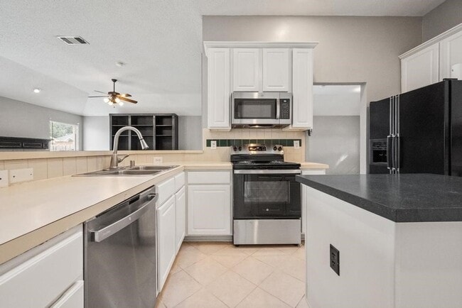 Building Photo - 7700 Glenoaks Dr