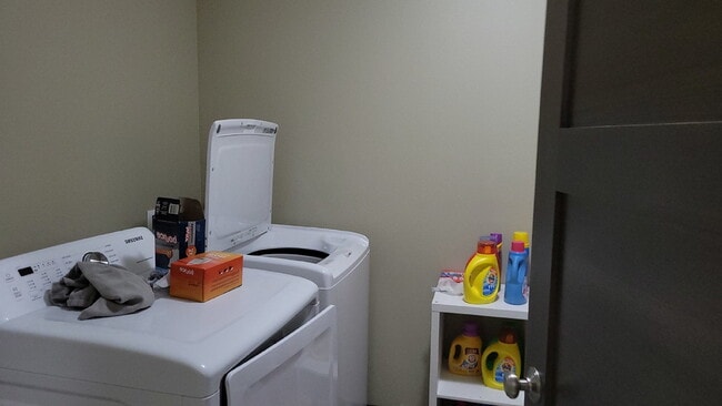 Building Photo - 5 Bed 3 Bath close to UWEC, bike trails, Carson Park, and The Sonnentag!