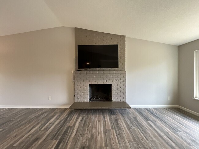 Building Photo - Spacious Milwaukie Home with Bonus Room, Large Fenced Yard and Shed/Workshop