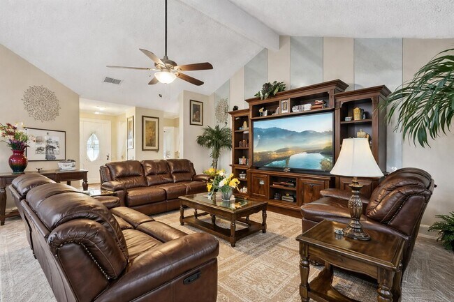 Building Photo - 15815 Crystal Grove Dr