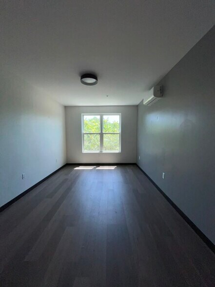 Building Photo - 129 Mallory Ave
