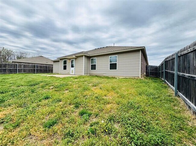 Building Photo - 4 bed/2 bath newer construction in prime location in Claremore!