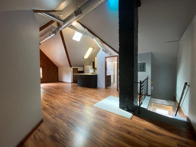 Building Photo - Downer upper house