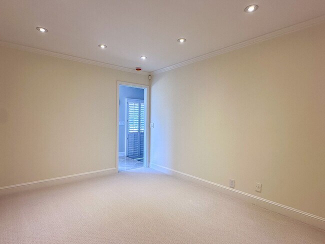 Building Photo - Exceptional Executive Estate With Pool and Tennis Court