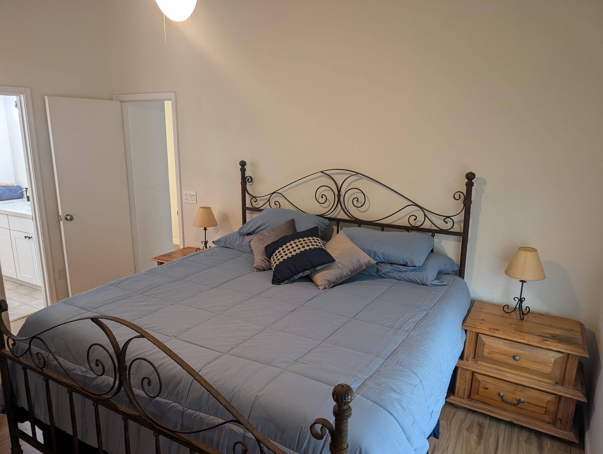 Building Photo - 1120 N Val Vista Dr