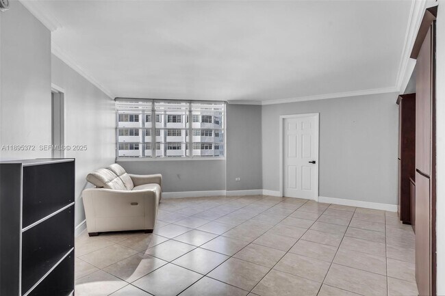 Building Photo - 999 Brickell Bay Dr