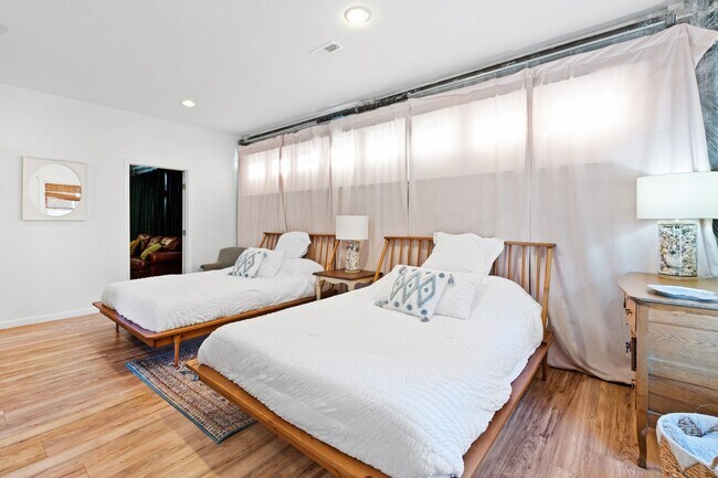 Building Photo - Tranquil loft retreat with open floorplan!...