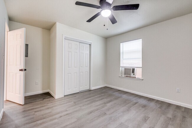 Building Photo - Elmwood Triplex