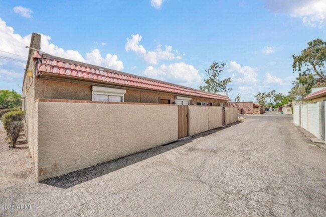 Building Photo - 2701 E Tierra Buena Ln