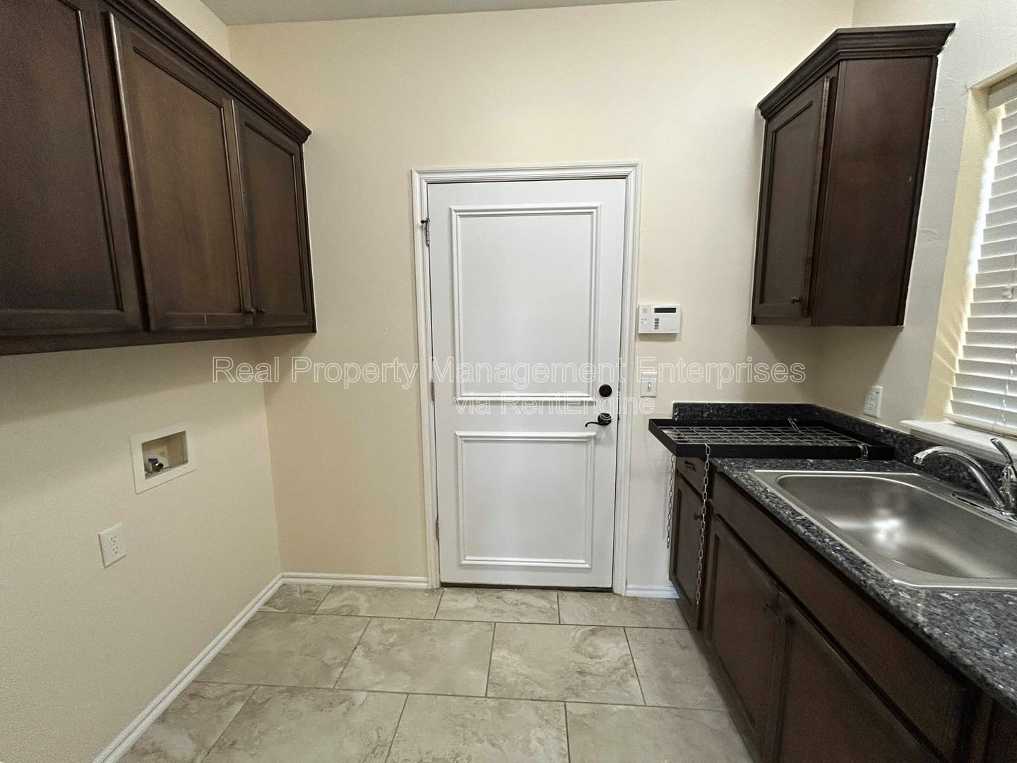 Building Photo - 10237 Hawthorn Dr
