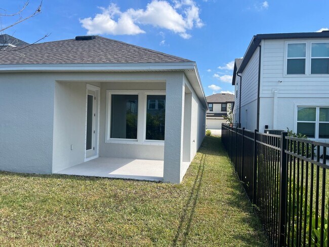 Building Photo - Beautiful home located in desirable Waters...