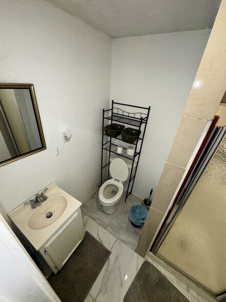 Building Photo - 3309 S G Ln