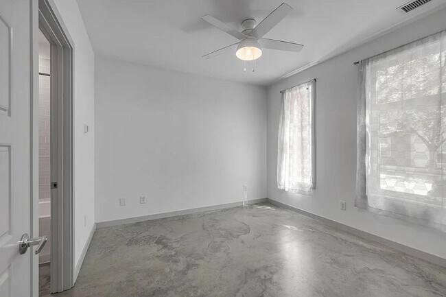 Building Photo - Great condo in East Nashville off Gallatin...