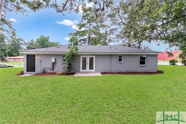 Building Photo - 302 Larbre Rd