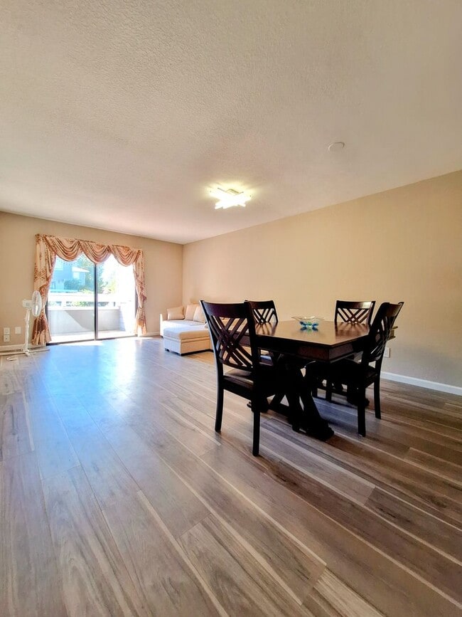 Building Photo - Beautiful Two-Story Condo With Pool, Hot T...