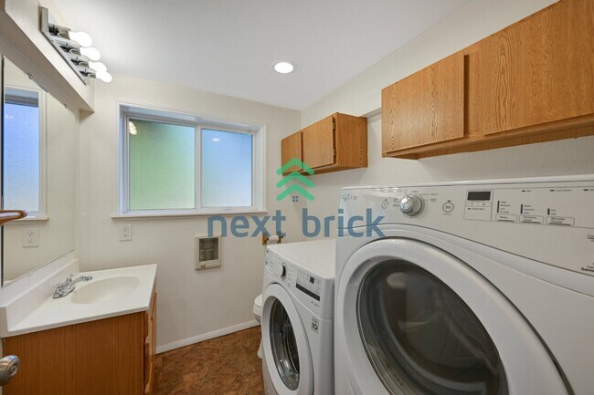 Building Photo - "Spacious 4-Bedroom Haven with 2.5 Baths in Everett – 2,424 Sq Ft of Comfort!"